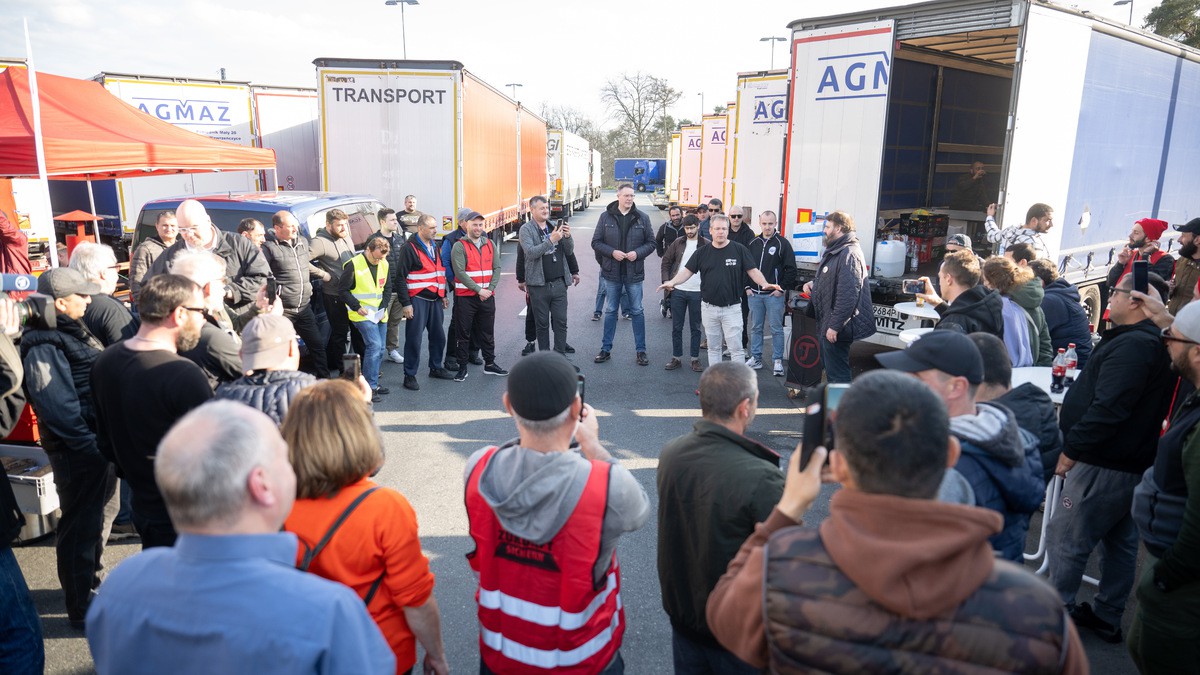 Kierowcy ciężarówek strajkują na autostradzie A5: wywiad w tle