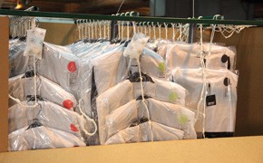 DB Schenker Logistics bietet neue Lösung für Kleidungsstücke auf Bügeln