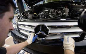 DHL liefert Flügeltür-Mercedes-Benz weltweit aus