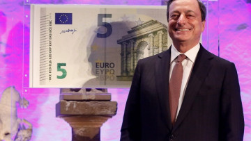 Der Praesident der Europaeischen Zentralbank (EZB), Mario Draghi, praesentiert am Donnerstag (10.01.13) im Archaeologischen Museum in Frankfurt am Main den neuen 5-Euro-Schein. Draghi erklaerte bei der Unterzeichnung einer Fuenf-Euro-Note, die neuen Schei