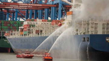 Am Rande: Container brennen auf Schiff in Hamburger Hafen