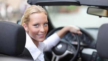 Es ist amtlich: Frauen fahren besser Auto