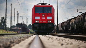 Destatis: Teure Bahn, günstiger Lkw
