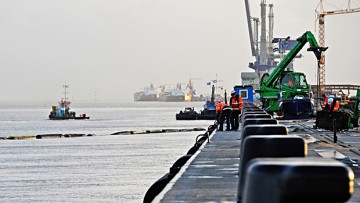 Riesen-Containerbrücken für Jade-Weser-Port eingetroffen 