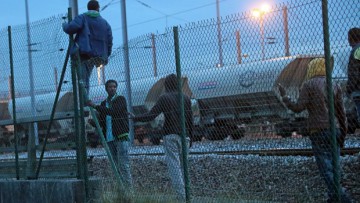 Erneut Flüchtling vor Kanaltunnel bei Calais gestorben