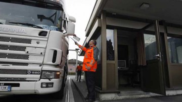 Schweiz: Zoll überwacht Lkw-Transporte strenger