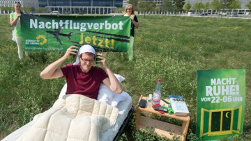 Am Rande: Grünen-Chef demonstriert mit „Sleep-In“ für Nachtflugverbot 