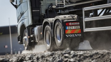 Volvo liftet eine Antriebsachse