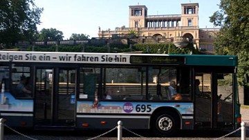 Kombi-Bus: Fahrgäste, Briefe und Päckchen in einem Bus