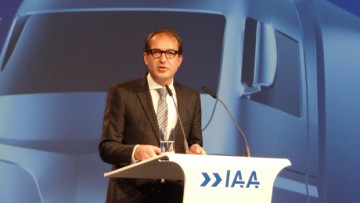 IAA-Eröffnung: Dobrindt will Regelbetrieb für Lang-LKW