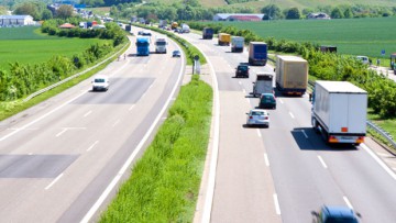Österreich beschließt Fahrverbot für Lkw auf der linken Spur