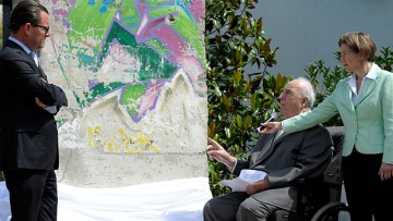 Am Rande: Ein Stück Berliner Mauer für Helmut Kohl 