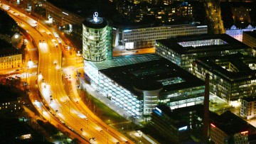 Nachtaufnahme der Mercedes-Benz Niederlassung in München aus der Luft