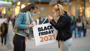 Umfrage zum Black Friday 2021: Verbraucher zieht es wieder mehr in den stationären Handel