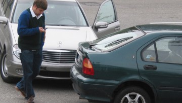 Recht: Falschparker trägt Mitschuld bei Unfall