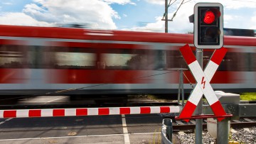 Rotlichtverstoß am Bahnübergang: Keine Gefahr bei öffnender Schranke