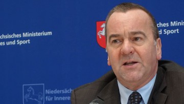 Raser: Niedersachsens Innenminister für höhere Bußgelder