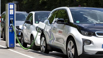 Elektroauto-Kosten: Benzin und Diesel fahren sich günstiger