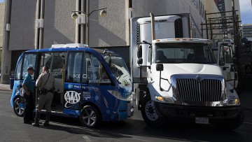Unfall: Roboter-Bus von Lastwagen angefahren
