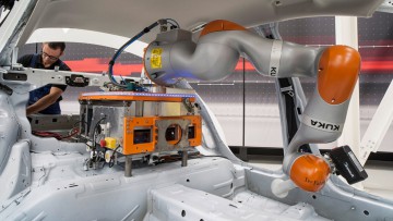 Fabrik oder Roboterfarm?: Autohersteller proben Einsatz neuer Helfer
