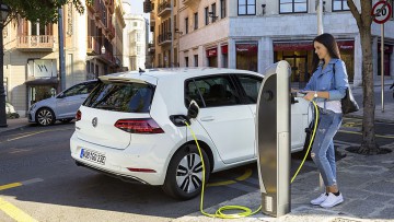 CO2-negative E-Autos: Batterien aus recyceltem Klimagas