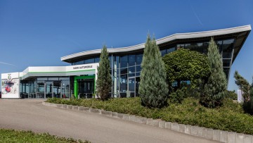 Weinstadt: Hahn eröffnet neuen Skoda-Betrieb