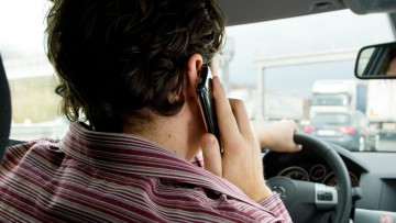 Umfrage: Immer mehr Autofahrer nutzen ihr Handy