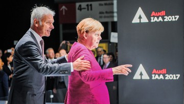 Merkel auf IAA: Autoindustrie muss Vertrauen zurückgewinnen