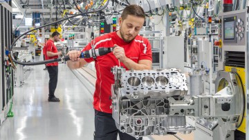 Stuttgart: Porsche-Werk für große Motoren