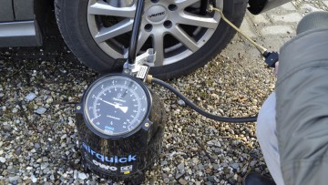 Luftdruck: Schlampige Kontrolle kann zu Reifenplatzern führen