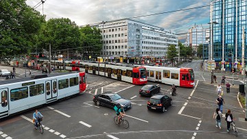 Unfallschuld trotz grüner Ampel: Straßenbahn hat Vorfahrt