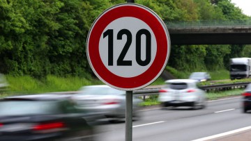 Klimaschutz: DUH will Tempo 120 auf Autobahnen