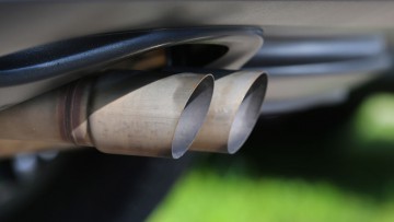 Schadstoffe im Autoabgas: Was am Ende rauskommt