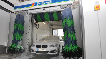 3er BMW in einer Washtec-Waschanlage
