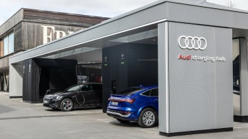 zwei Elektroautos laden am Audi Charging Hub in Berlin