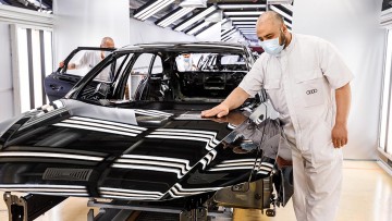 Halbleiter-Mangel: Chipkrise zwingt Autobauer zu Produktion "auf Halde"