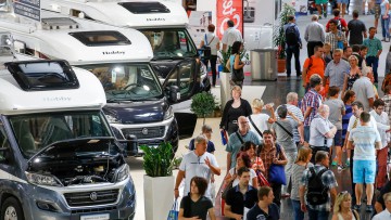 Besucher drängen sich durch die Messeausstellung des Caravan Salon Düsseldorf