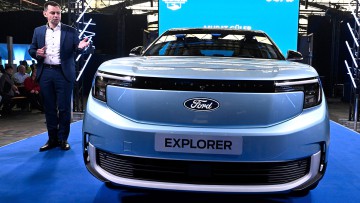 Martin Sander, Vorsitzender der Geschäftsführung der Ford-Werke GmbH, stellt im Werk den neuen vollelektrischen Explorer vor