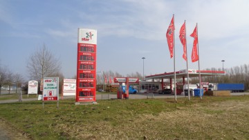 Die größte star Tankstelle in Deutschland steht in Rostock. Sie hat mit dem umliegenden Grünbereich ungefähr 25.000 Quadratmeter Fläche, was rund 3,5 Fußballfeldern entspricht.