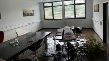 Hochwasser trifft RR Team: Versandlager zwei Meter hoch überflutet