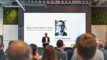 Prof. Stefan Reindl präsentiert in der Zukunftswerkstatt 2.0 die Ergebnisse des MarkenMonitors 2022.