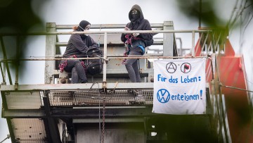 Klimaaktivisten gegen VW: Angekettet an Bagger und Schienen