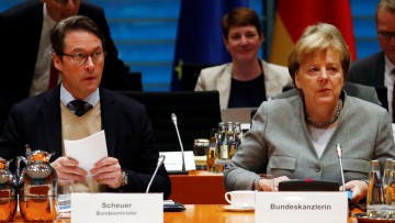 Merkel und Scheuer: Autobranche beim Klimaschutz vor Herausforderungen