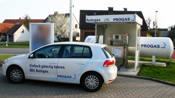 Erdgasfahrzeug an LPG-Tankstelle von Progas