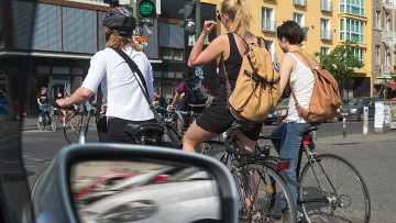 Schutz für Radler, höhere Bußgelder: Neue Verkehrsregeln ab Dienstag