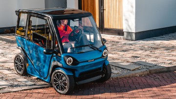 Immer mehr Mini-E-Autos: Squad Solar City Car mit Tankstelle auf dem Dach