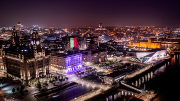 Fotoaufnahme einer Drohne von Liverpool Waterfront bei Nacht 