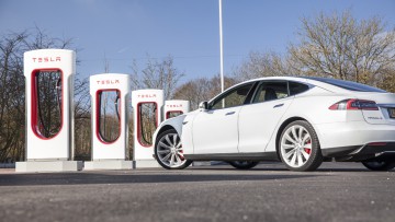 Tesla-Ladesäulen: Scheuer für Öffnung für andere E-Autos