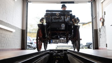 Besitzer Karl-Heinz Rehkopf fährt seine Benz Victoria Nummer 99 auf den Prüfstand vom TÜV Nord. Das Fahrzeug ist fast 130 Jahre alt und muss zur routinemäßigen Hauptuntersuchung.