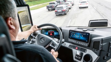 Der aktuelle bei Daimler Trucks verbaute Notbremsassistent der fünften Generation arbeitet mit einer Kombination aus Radar- und Kamerasystem